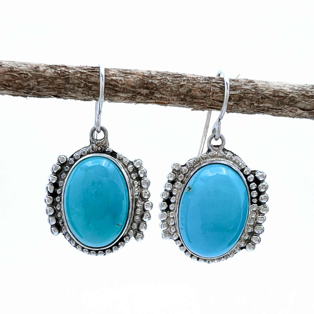 Ovular Navajo Turquoise in 925 Sterling Silver dotted setting - Setting in made up of numerous silver spheres - Jan Mariano from New Mexico