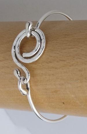 Sterling silver swirl bracelet with clasp Handmade in Taxco, Mexico. Urbansterlingsilver.com